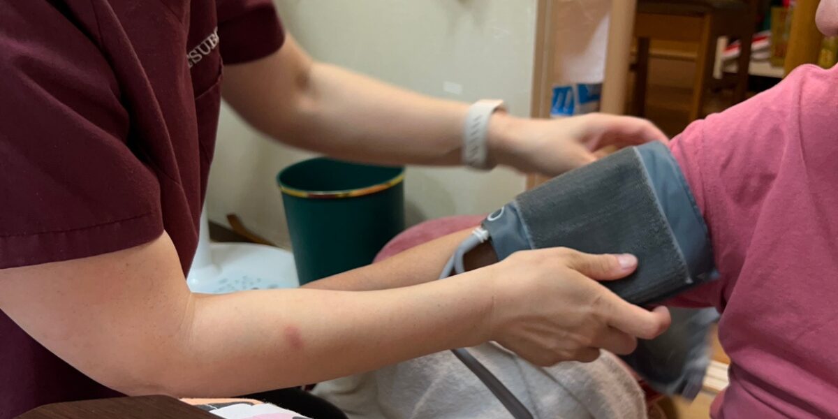 訪問看護している様子の画像、リンクは訪問看護についての詳細